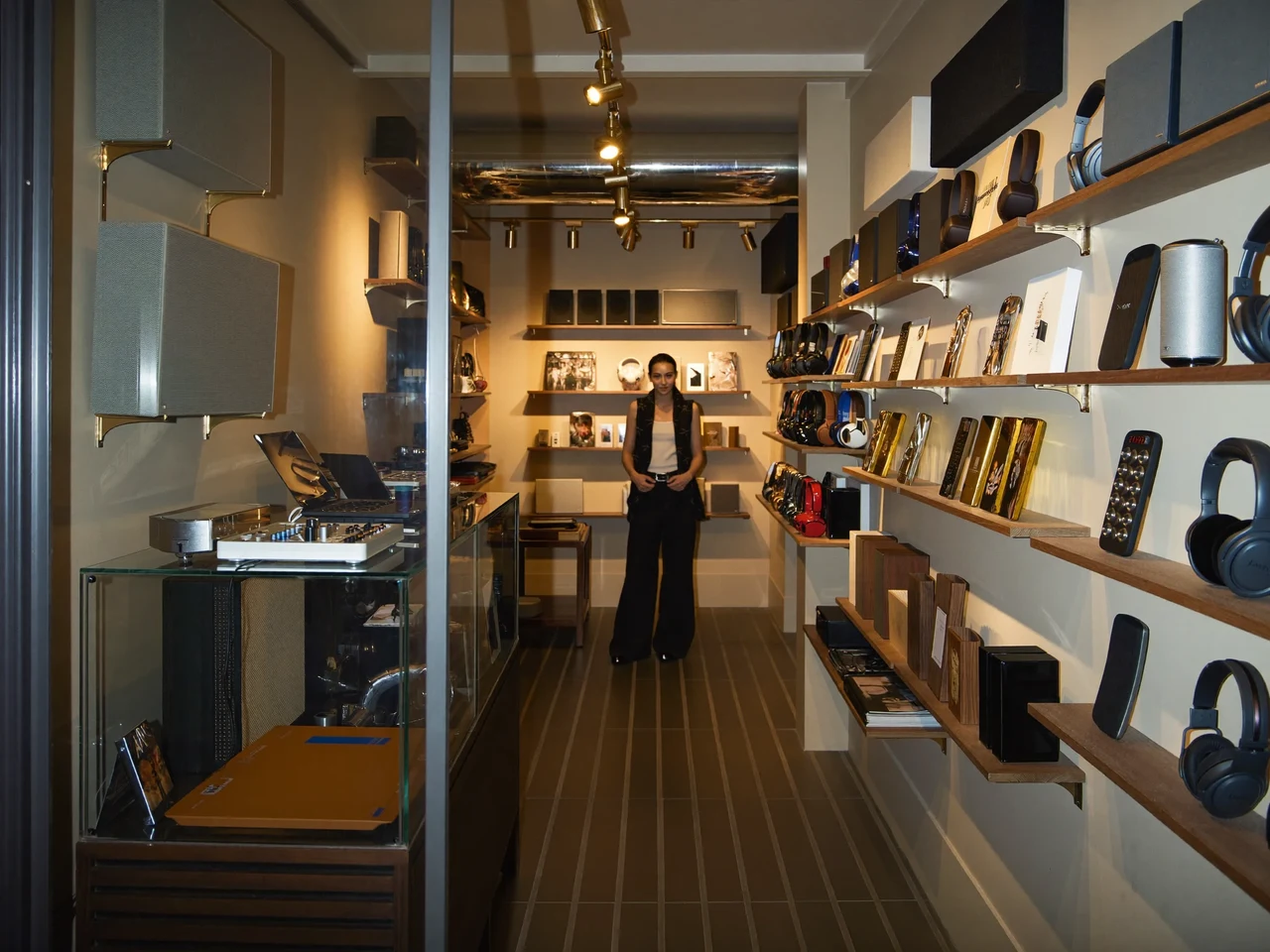 Intérieur illustré d'une petite boutique d'électronique parisienne avec vitrines et étagères d'appareils